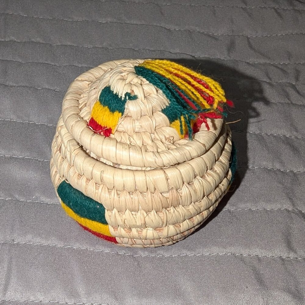 $1 with Bundle ~ Small Handwoven Lidded Basket Straw Trinket Box 6335